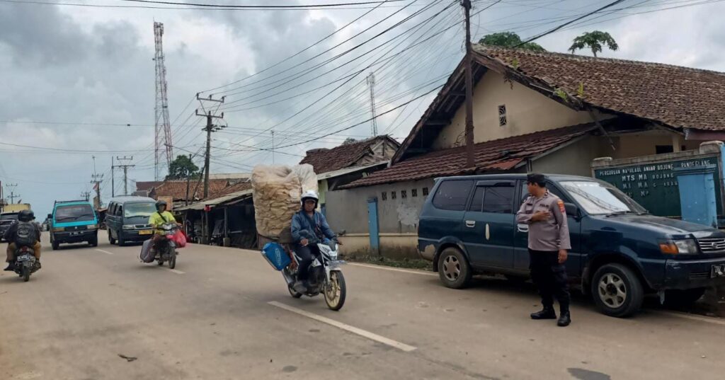 Polsek Bojong Polres Pandeglang Berikan Layanan Pengaturan Lalulintas di Jalan Raya Saketi-Munjul 8 WhatsApp Image 2024 04 18 at 08.35.22