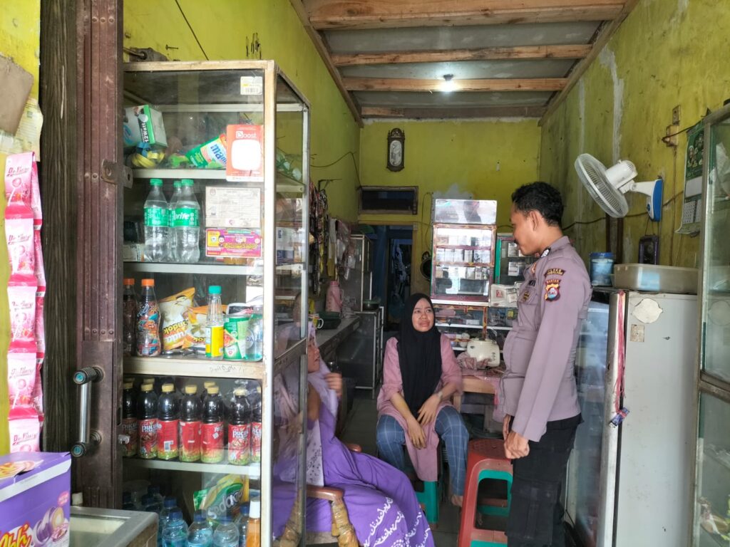 Bhabinkamtibmas Polsek Panimbang Terus Melakukan Sambang dan DDS kepada Warga di Desa Tanjungjaya 9 WhatsApp Image 2024 04 19 at 01.05.59