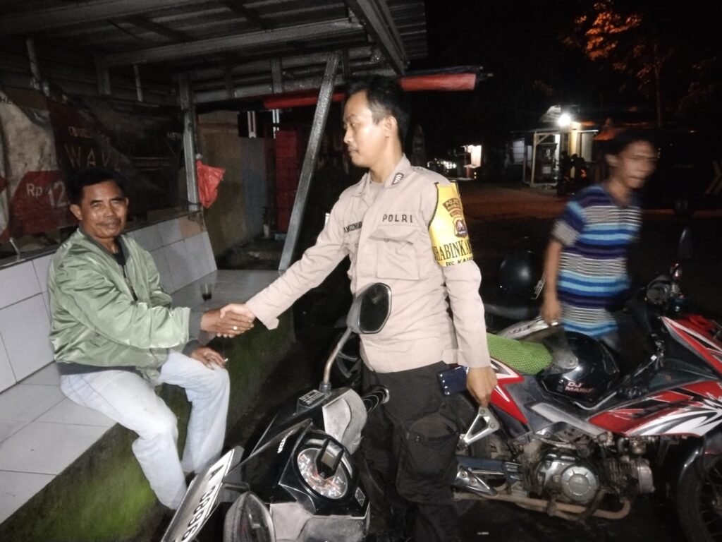 Bhabinkamtibmas Polsek Cadasari Lakukan Kunjungan ke Pangkalan Ojek Malam Hari 5 WhatsApp Image 2024 04 19 at 06.36.04