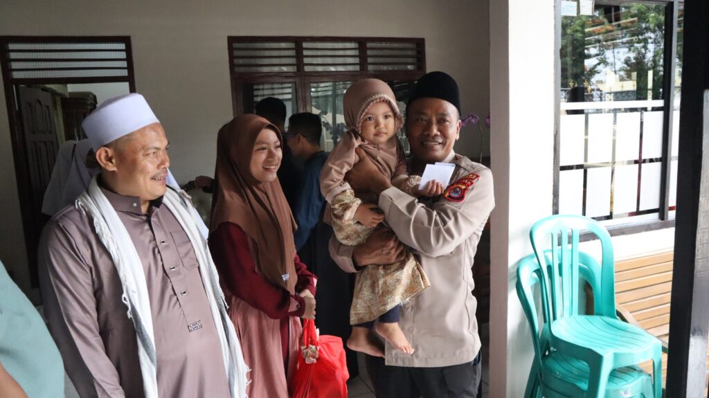Kapolres Pandeglang Berikan Santunan kepada Anak Yatim dan Piatu 4 WhatsApp Image 2024 04 19 at 11.02.41