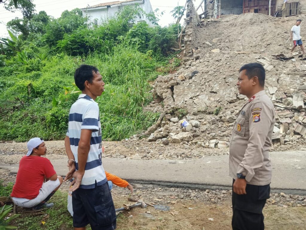 Kanit Binmas Polsek Cadasari Bersama KA SPK 1 Lakukan Pengecekan Wilayah Longsor Pasca Hujan Deras 2 WhatsApp Image 2024 04 19 at 11.55.04