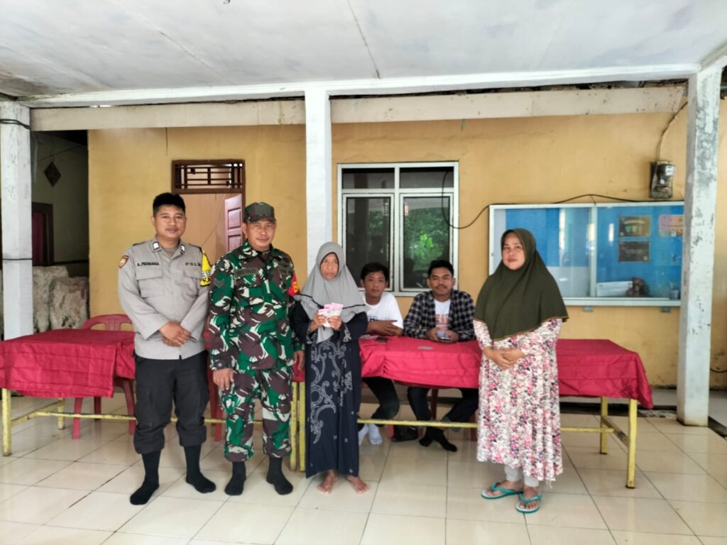 Bhabinkamtibmas Polsek Cadasari Bersinergi Bagi-Bagi Bantuan Pangan Non-Tunai (BPNT) 3 WhatsApp Image 2024 04 19 at 12.00.28