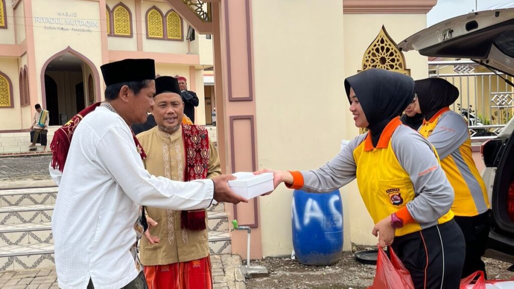 Satlantas Polres Pandeglang Gelar "Jumat Berkah" dengan Memeriahkan Masjid di Wilayah Hukum Polres Pandeglang 8 WhatsApp Image 2024 04 19 at 13.56.42