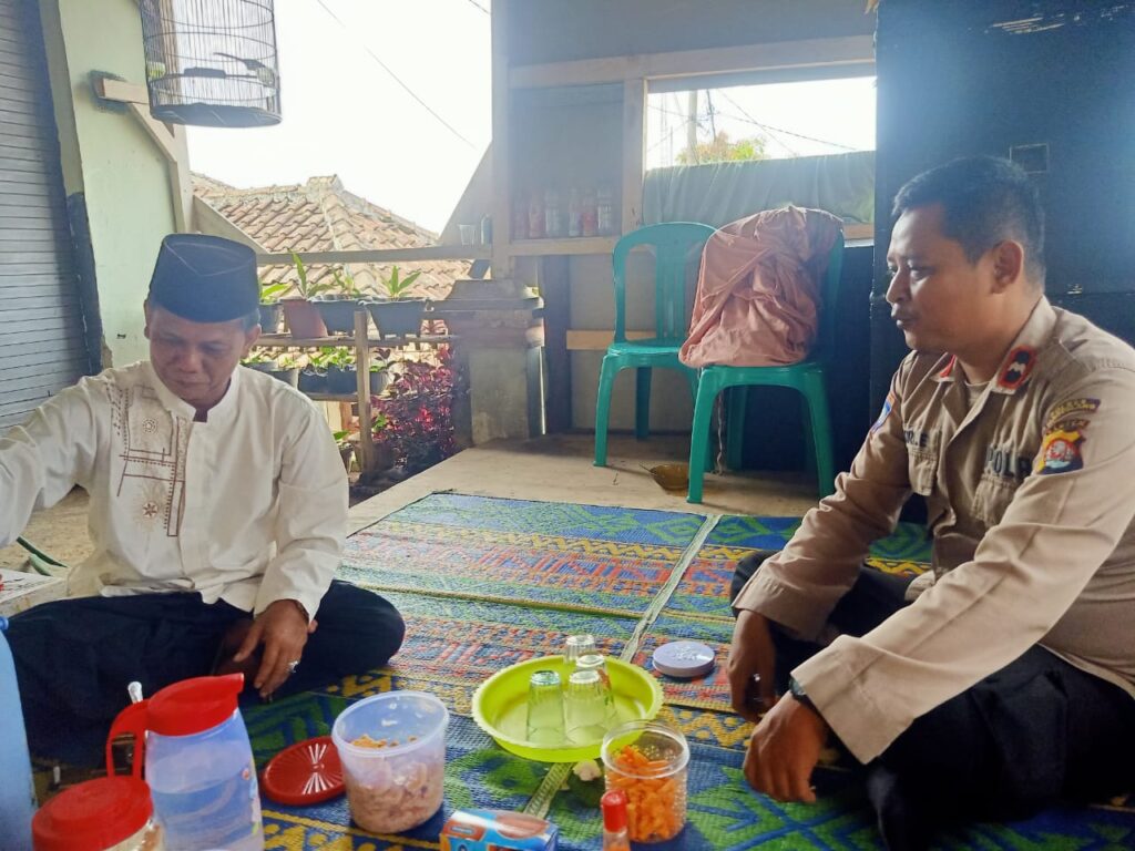 Kunjungan Kerja Kanit Binmas Polsek Cadasari ke Rumah Kepala Desa Kaduengang: Meningkatkan Kemitraan untuk Keamanan Bersama 2 WhatsApp Image 2024 04 19 at 17.02.10