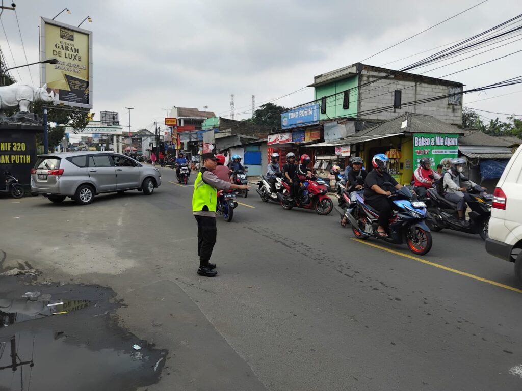 Polsek Cadasari Menjalankan Pengaturan Lalu Lintas Intensif di Depan Pasar Cadasari 3 WhatsApp Image 2024 04 19 at 17.07.06