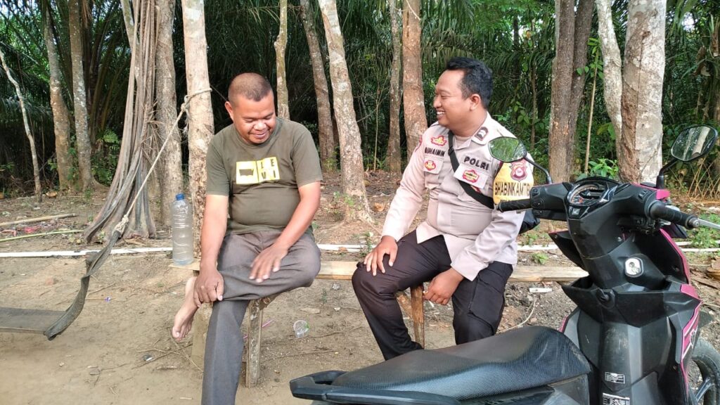 Bhabinkamtibmas Polsek Munjul Polres Pandeglang Jalankan Sambang Masyarakat untuk Menjaga Situasi Kamtibmas 4 WhatsApp Image 2024 04 19 at 21.49.16