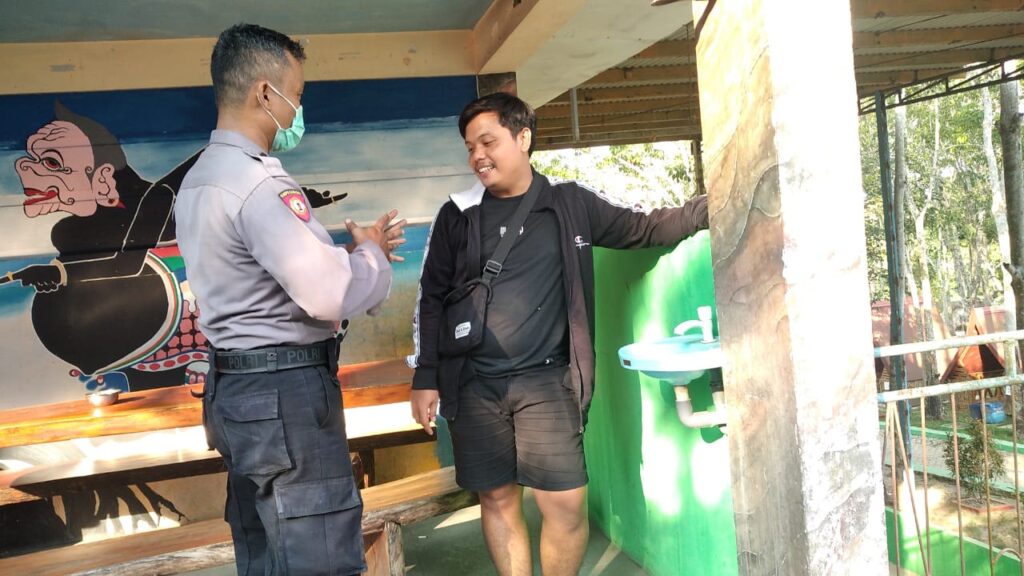 Polsek Munjul Polres Pandeglang dan Personil Koramil Munjul Gelar Patroli Dialogis untuk Menjaga Kamtibmas 5 WhatsApp Image 2024 04 19 at 21.49.53