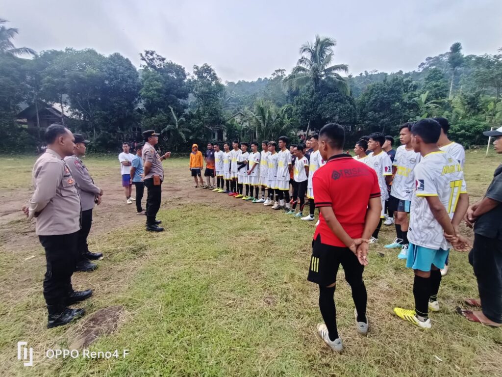 Polsek Pulosari Polres Pandeglang Mengamankan Turnamen Sepak Bola Antar Kampung di Desa Banjarwangi 4 WhatsApp Image 2024 04 19 at 22.14.19