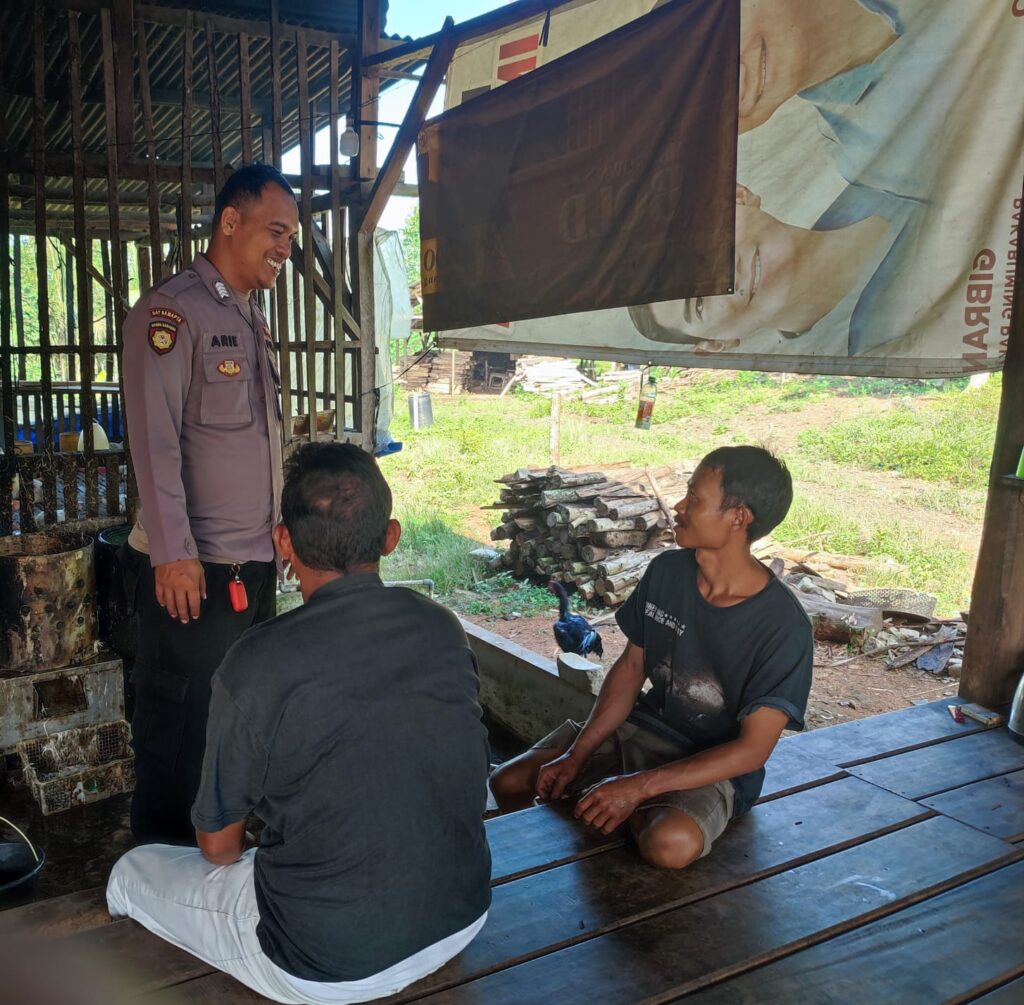 Polsek Cibaliung Polres Pandeglang Melaksanakan Sambang Door to Door untuk Mempererat Hubungan dengan Masyarakat 10 WhatsApp Image 2024 04 19 at 23.14.21