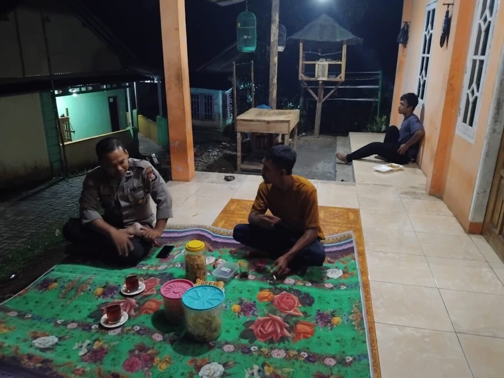 Polsek Cadasari Lakukan Patroli Rutin Malam Hari untuk Meningkatkan Keamanan Lingkungan 1 WhatsApp Image 2024 04 20 at 00.30.18