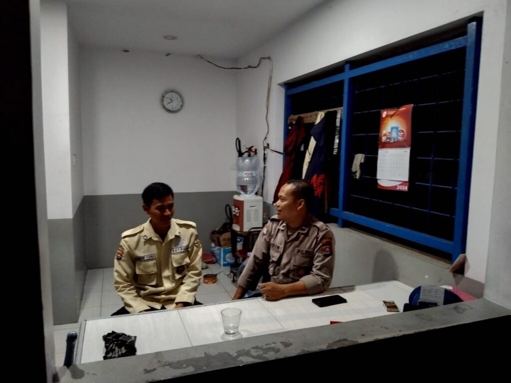 Polsek Cadasari Lakukan Pengecekan Rutin Kesiapan Satpam untuk Meningkatkan Keamanan Perusahaan Malam Hari 2 WhatsApp Image 2024 04 20 at 00.37.08