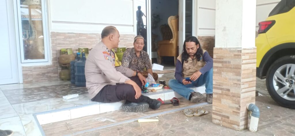 Bhabinkamtibmas Polsek Pandeglang Terus Aktif dalam Sambang Silaturahmi dan Himbau Kesadaran Kamtibmas 3 WhatsApp Image 2024 04 20 at 01.49.38