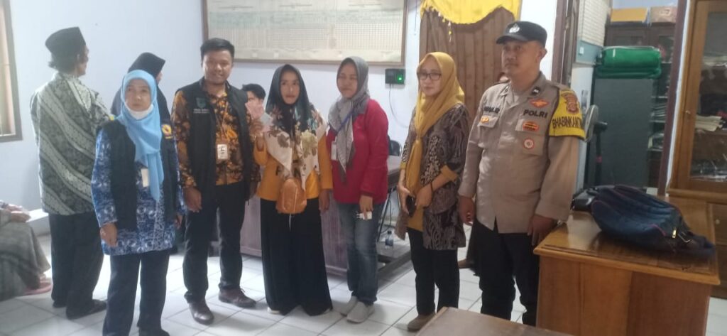 Bhabinkamtibmas Polsek Pandeglang Memantau Penyaluran Program BPNT Tahun 2024 di Kelurahan Pagerbatu 5 WhatsApp Image 2024 04 20 at 01.59.22