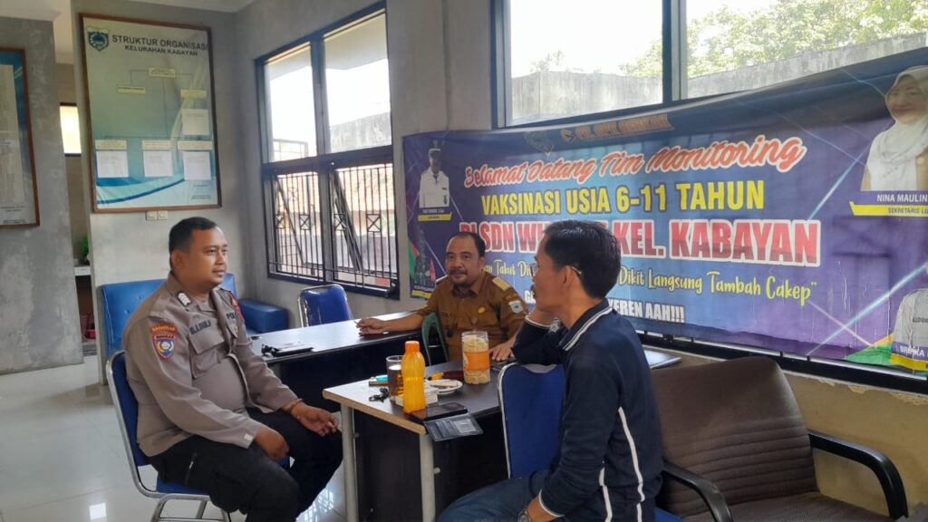 Bhabinkamtibmas Polsek Pandeglang Kelurahan Kabayan Memperkuat Silaturahmi dan Himbau Warga Siaga Cuaca 4 WhatsApp Image 2024 04 20 at 02.14.54