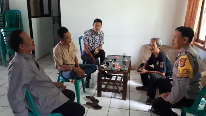 Bhabinkamtibmas Polsek Pandeglang Berinteraksi Langsung dengan Masyarakat: Memperkuat Kedekatan dan Pelayanan 6 WhatsApp Image 2024 04 20 at 02.17.50