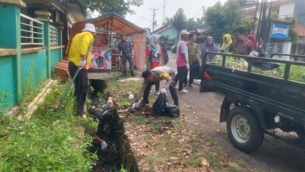 Operasi Bersih-Bersih Pantai Carita: Kolaborasi Antara Polsek Carita dengan Stakeholder dan Komunitas Peduli Lingkungan 7 WhatsApp Image 2024 04 20 at 07.07.38