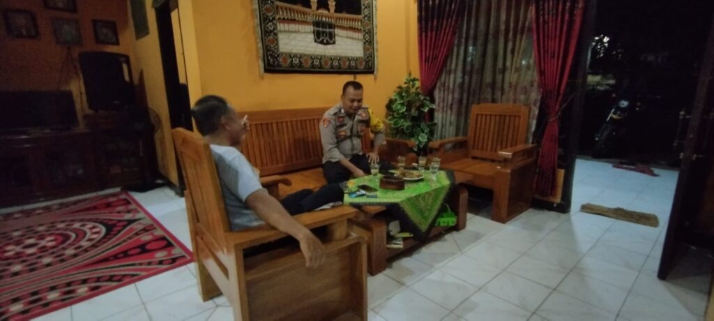 Bhabinkamtibmas Polsek Bojong Polres Pandeglang Melakukan Sambang dan Sosialisasi Kamtibmas di Desa Citumenggung 8 WhatsApp Image 2024 04 20 at 08.11.52