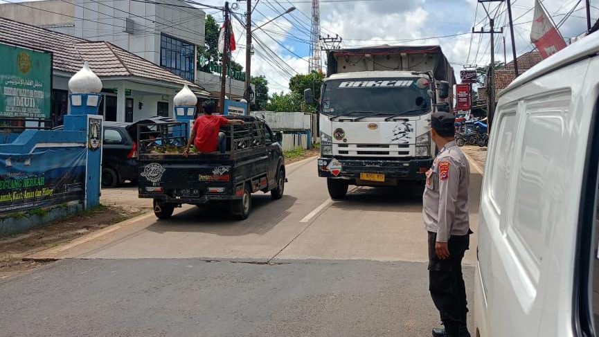 Polsek Bojong Polres Pandeglang Melaksanakan Strong Point Rutin Pagi Hari di Jalan Raya Saketi-Munjul 7 WhatsApp Image 2024 04 20 at 08.13.01