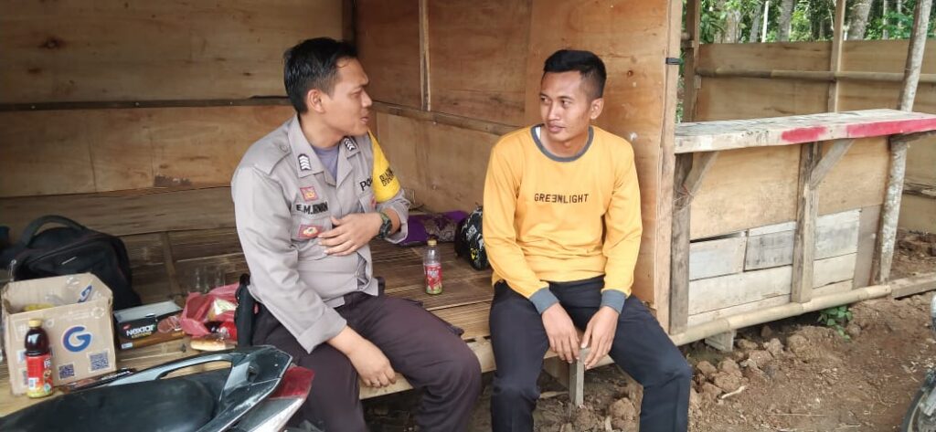 Bhabinkamtibmas Polsek Cadasari Pererat Hubungan dengan Warga Desa Tegalongok 9 WhatsApp Image 2024 04 20 at 13.52.22