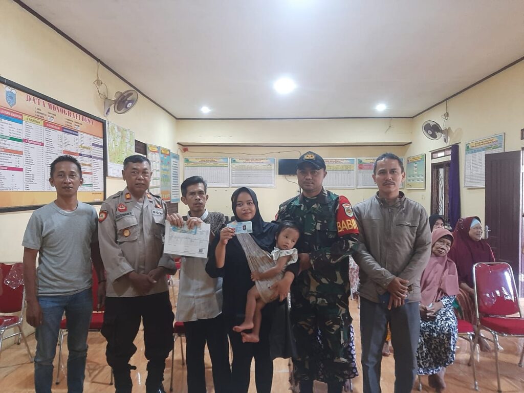 Polsek Bojong Polres Pandeglang Amankan Kegiatan Penyaluran Bansos BPNT Triwulan II Tahun 2024 di Seluruh Desa Kecamatan Bojong 6 WhatsApp Image 2024 04 20 at 15.17.06