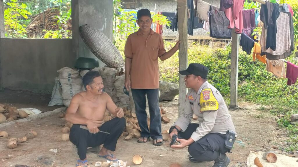 Polsek Munjul Terus Lakukan Sambang Masyarakat untuk Jaga Kondusifitas Sitkamtibmas 10 WhatsApp Image 2024 04 20 at 20.24.42