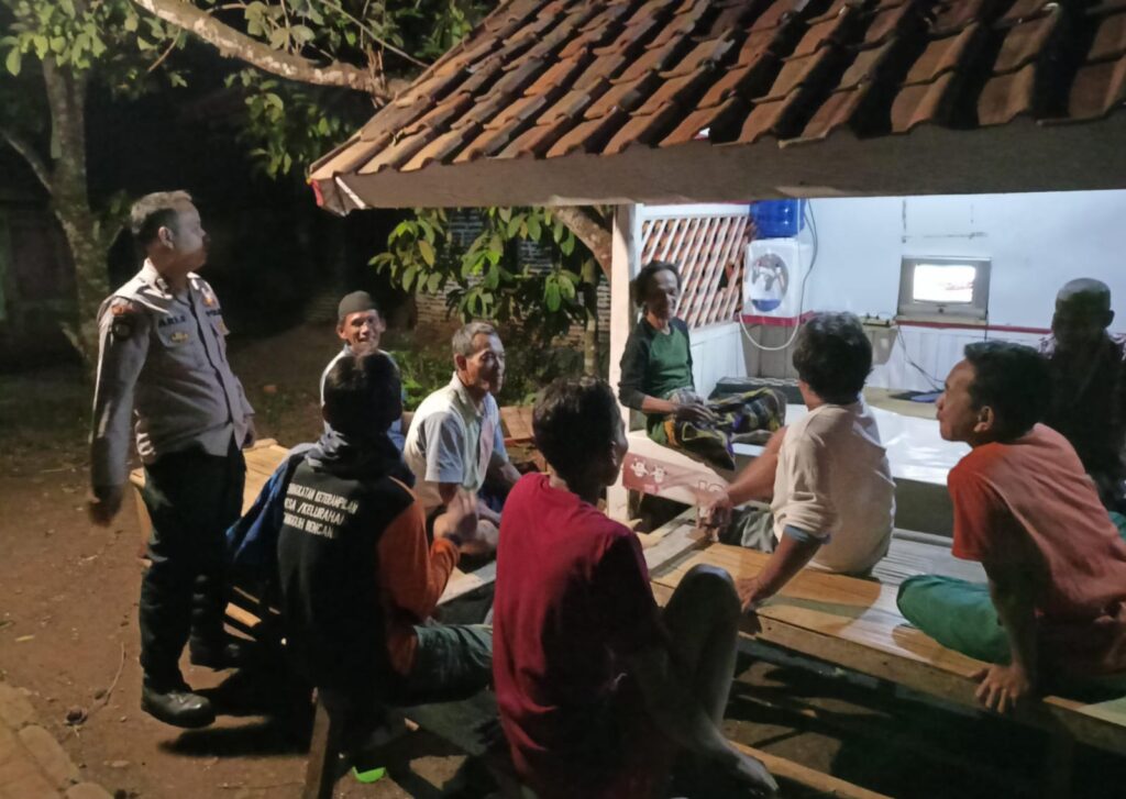 Polsek Bojong Polres Pandeglang Gelar Sambang Poskamling di Desa Binaan untuk Meningkatkan Kamtibmas 3 WhatsApp Image 2024 04 21 at 10.17.06