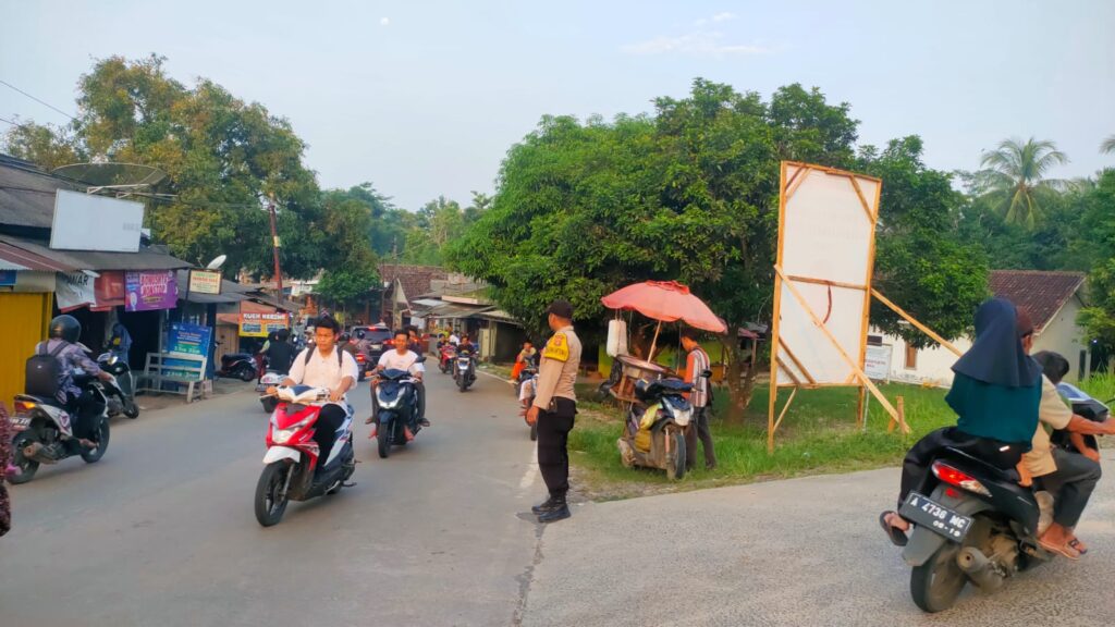 Personil Polsek Munjul Lakukan Pengaturan Lalu Lintas untuk Cegah Kemacetan dan Kecelakaan 2 WhatsApp Image 2024 04 21 at 20.45.57