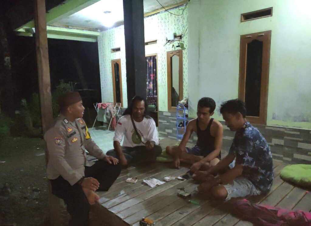 Polsek Munjul Polres Pandeglang Gelar Patroli Dialogis untuk Menjaga Kamtibmas di Wilayah Hukum 3 WhatsApp Image 2024 04 21 at 20.50.07