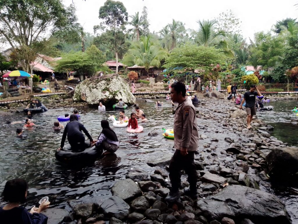 Anggota Polsek Pulosari Giat Sambang KRYD untuk Mencegah Gangguan Kamtibmas 4 WhatsApp Image 2024 04 21 at 21.50.03