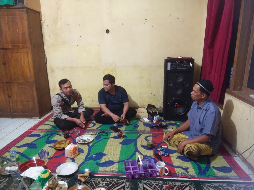 Bhabinkamtibmas Polsek Panimbang Terus Lakukan Sambang ke Warga di Desa Panimbangjaya 5 WhatsApp Image 2024 04 22 at 00.02.31