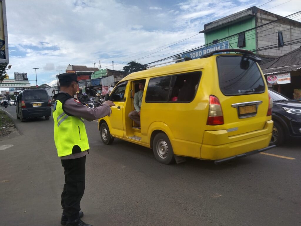 Polsek Cadasari Berikan Pengaturan Lalu Lintas untuk Kelancaran dan Keselamatan Pengguna Jalan 8 WhatsApp Image 2024 04 22 at 07.52.56