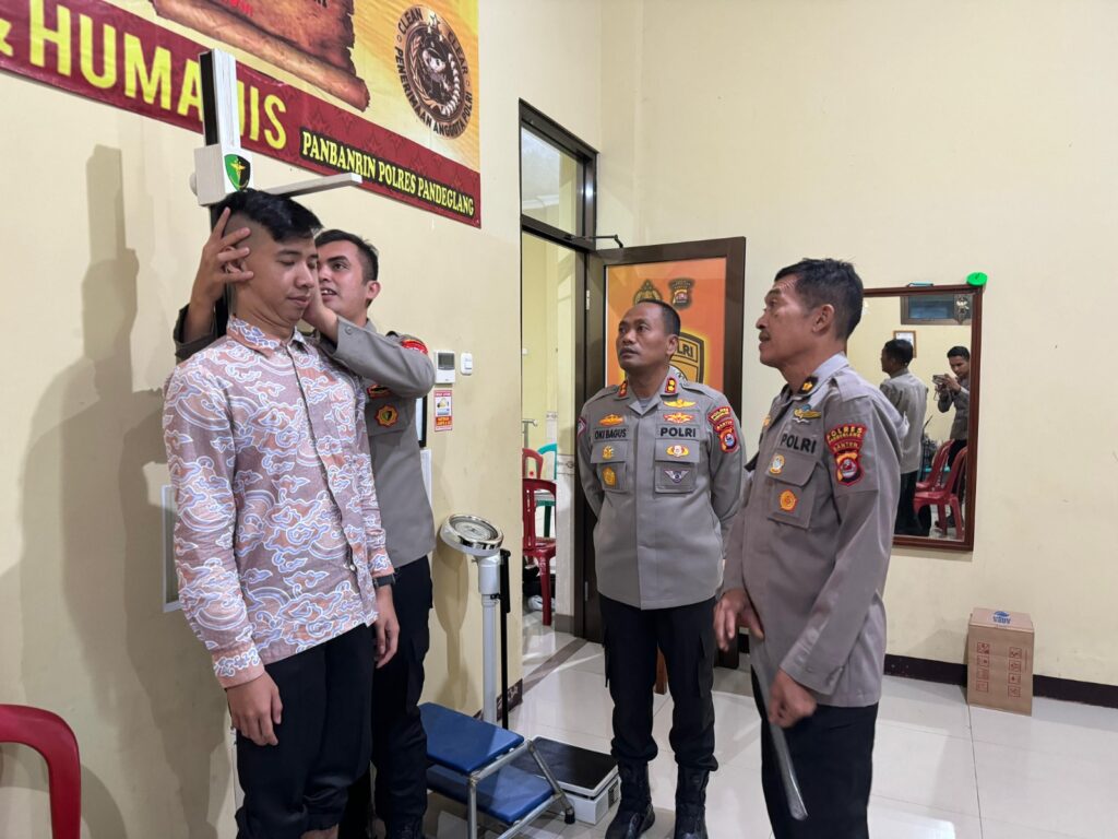 Kapolres Pandeglang dan Kabag SDM Pantau Proses Pendaftaran Bintara Polri di Polres Pandeglang 1 WhatsApp Image 2024 04 22 at 10.16.11
