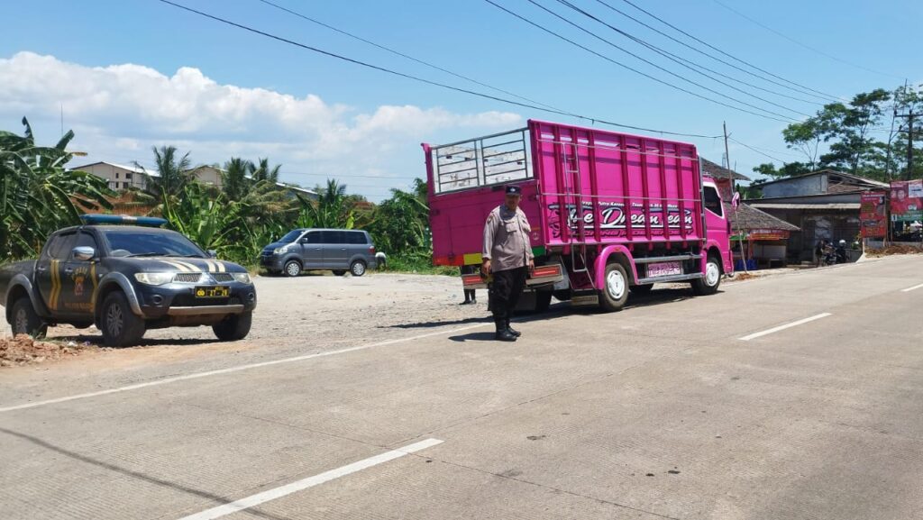 Polsek Bojong Polres Pandeglang: Berikan Pelayanan Strong Point untuk Kelancaran Lalulintas 8 WhatsApp Image 2024 04 22 at 12.29.40