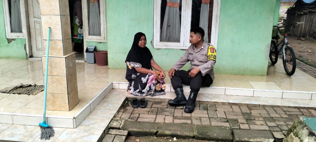 Kunjungan Rutin Bhabinkamtibmas Polsek Cadasari ke Desa Sukajaya Kecamatan Koroncong Memperkuat Kemitraan dengan Masyarakat 9 WhatsApp Image 2024 04 23 at 10.01.02