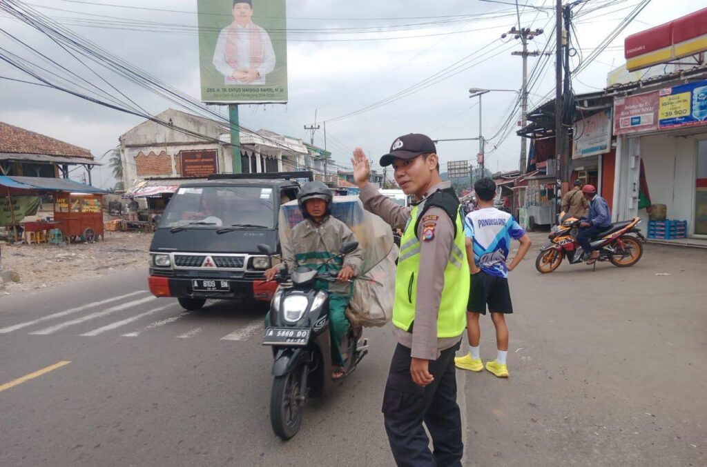 Polsek Cadasari Berikan Pelayanan Pengaturan Lalulintas di Jalan Raya Serang - Pandeglang 3 WhatsApp Image 2024 04 23 at 18.01.21
