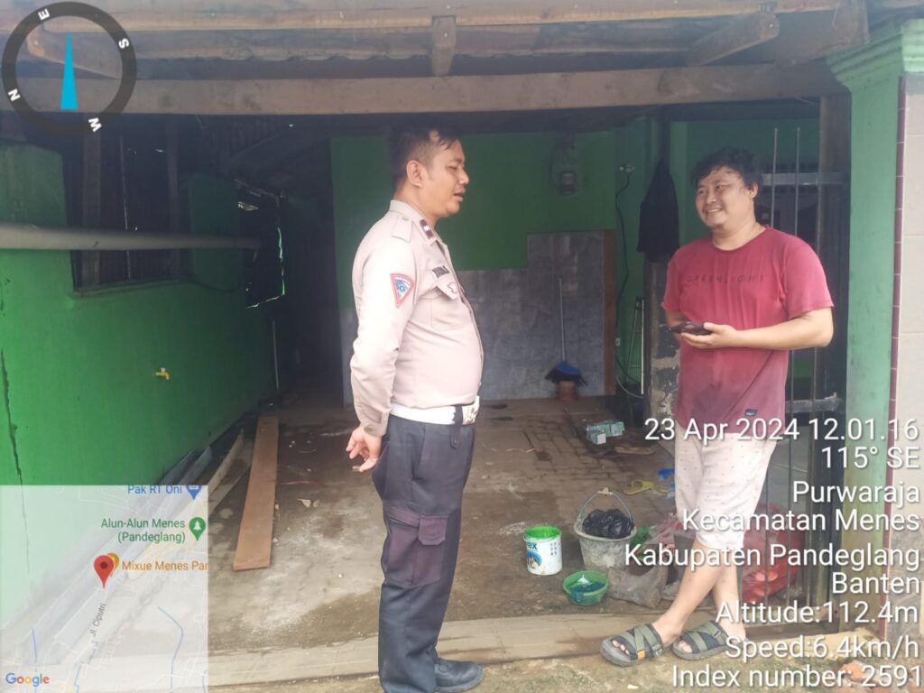 Polsek Menes Polres Pandeglang: Patroli Rutin Malam untuk Cegah Kejahatan 5 WhatsApp Image 2024 04 23 at 18.51.19