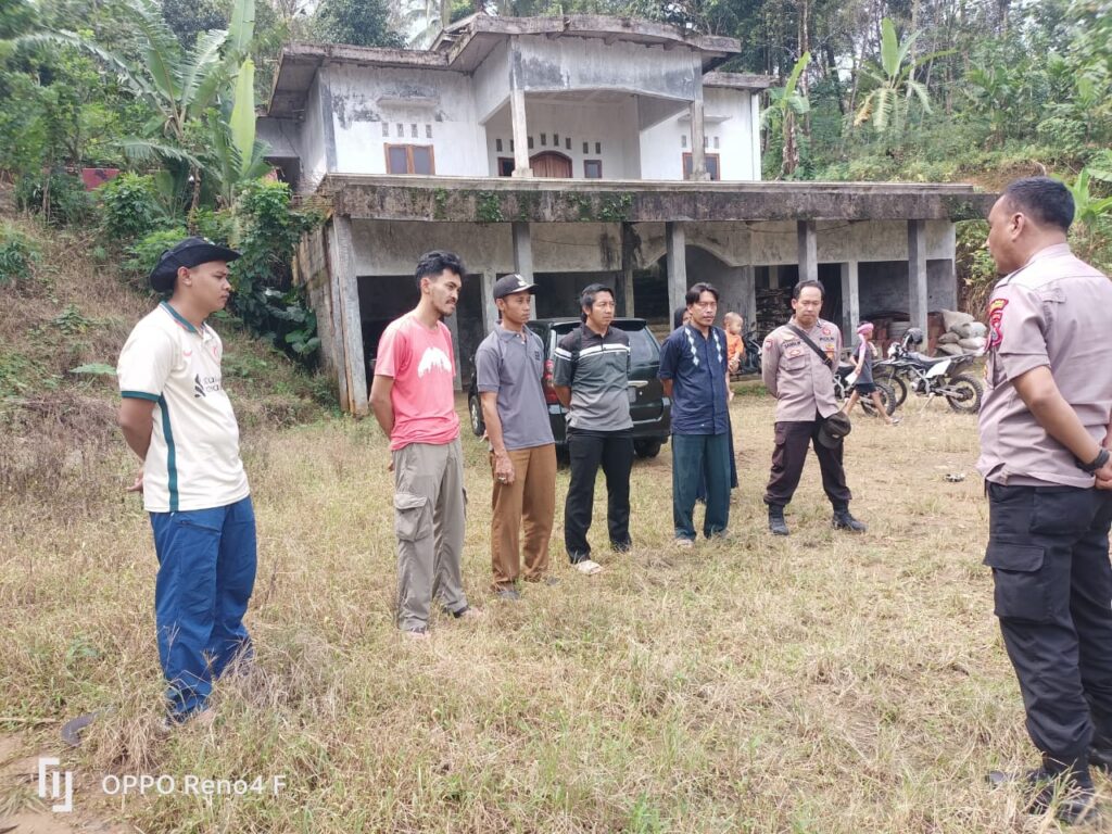 Polsek Pulosari Polres Pandeglang Berpartisipasi dalam Kegiatan Pembersihan Jalur Pendakian Gunung Pulosari 1 WhatsApp Image 2024 04 23 at 22.46.55