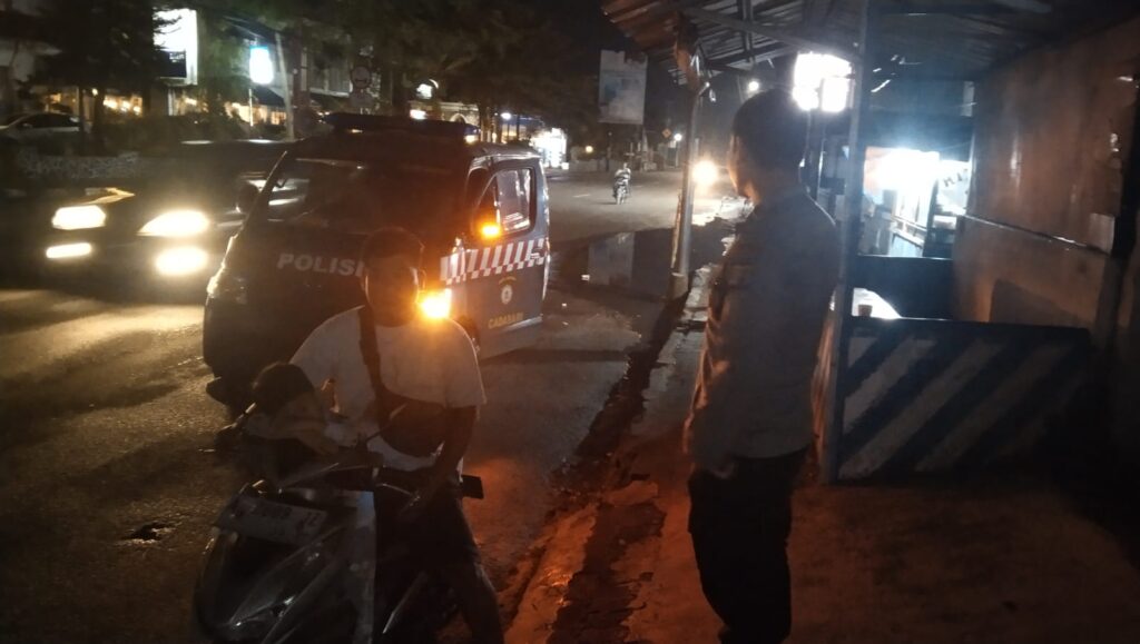 Polsek Cadasari Meningkatkan Kegiatan Patroli Malam untuk Menjaga Keamanan dan Ketertiban Masyarakat 2 WhatsApp Image 2024 04 23 at 23.24.56