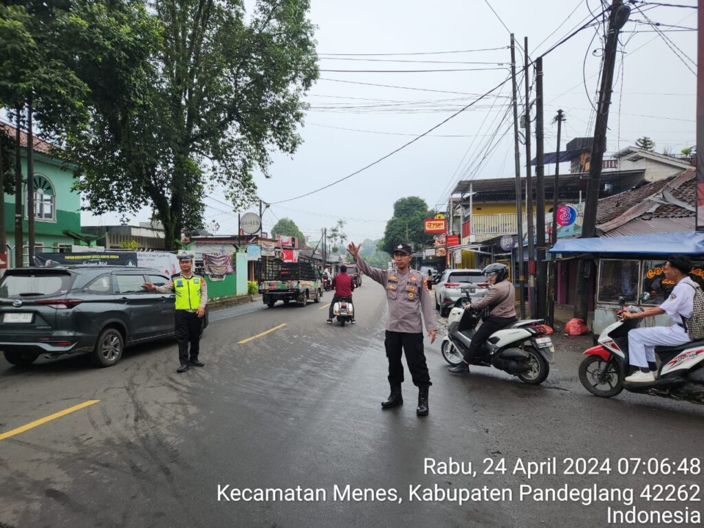Petugas Lantas Polsek Menes Gatur Lalu Lintas dan Berikan Edukasi Keselamatan di Pertigaan Cimanying 6 WhatsApp Image 2024 04 24 at 07.56.59