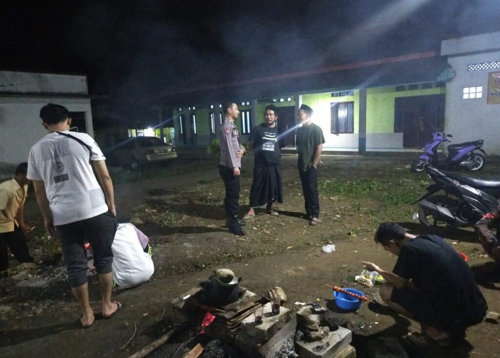 Petugas Piket Polsek Menes Melaksanakan Patroli Rutin untuk Meningkatkan Situasi Kamtibmas di Wilayah 7 WhatsApp Image 2024 04 24 at 08.00.25