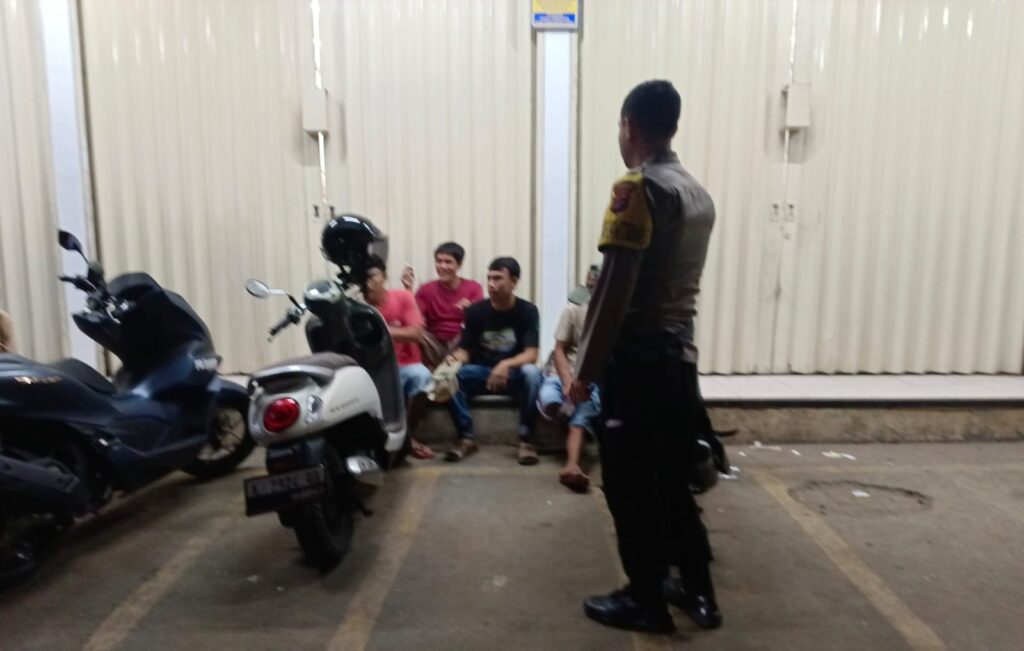 Pak Bhabin Polsek Menes Tingkatkan Pencegahan Kriminalitas dengan Himbauan kepada Pemuda di Wilayah Hukum Polsek Menes 8 WhatsApp Image 2024 04 24 at 08.01.57