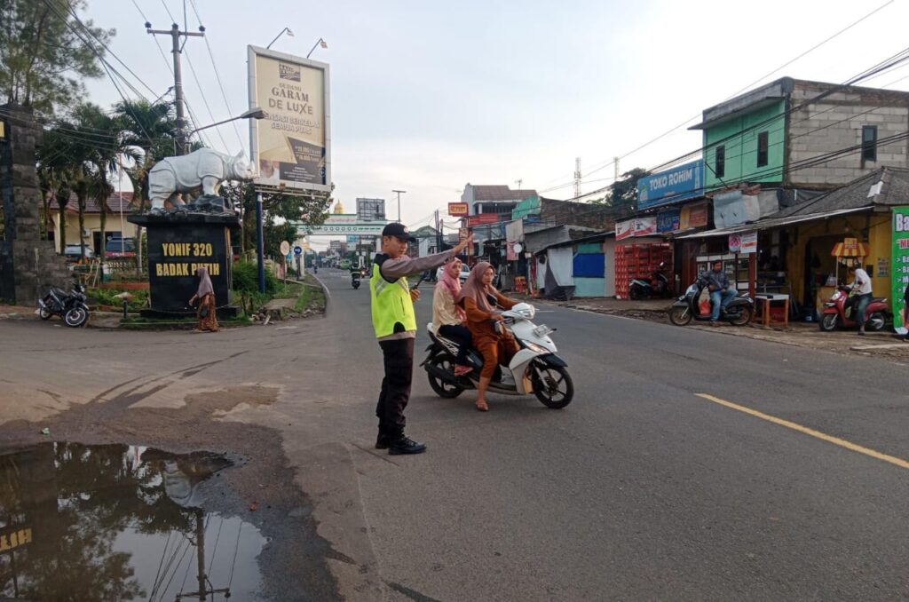Polsek Cadasari Memastikan Kelancaran Lalu Lintas di Depan Pasar Cadasari untuk Keselamatan Pengguna Jalan 4 WhatsApp Image 2024 04 24 at 08.44.08