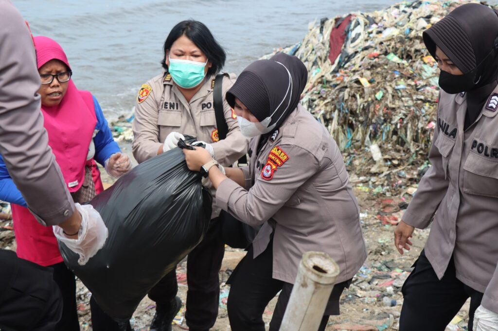Polwan Polres Pandeglang Berpartisipasi dalam Kegiatan Pembersihan Sampah di Pesisir Pantai 10 WhatsApp Image 2024 04 24 at 14.05.57
