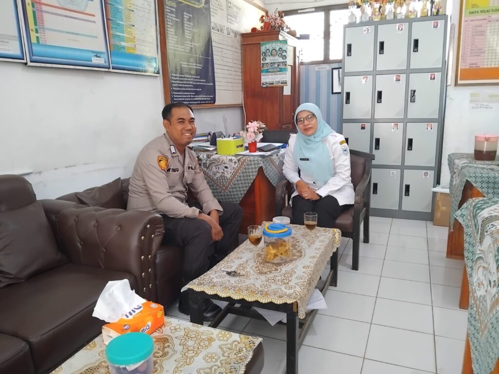 Polsek Cadasari: Kunjungan ke Sekolah Dasar Bangkonol untuk Meningkatkan Kesadaran Keamanan 7 WhatsApp Image 2024 04 24 at 15.26.27