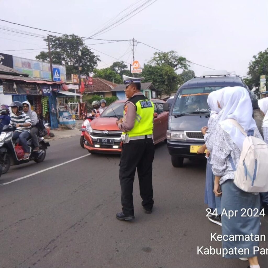 Polsek Pandeglang Rutin Lakukan Pengaturan Lalu Lintas untuk Kemanan dan Kelancaran Aktivitas Masyarakat 6 WhatsApp Image 2024 04 24 at 18.17.42