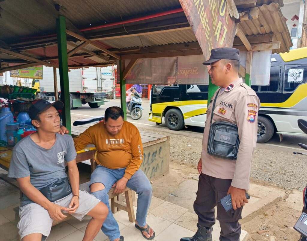 Polsek Cibaliung Terus Memperkuat Hubungan dengan Masyarakat Melalui Sambang Door to Door 5 WhatsApp Image 2024 04 24 at 18.30.42