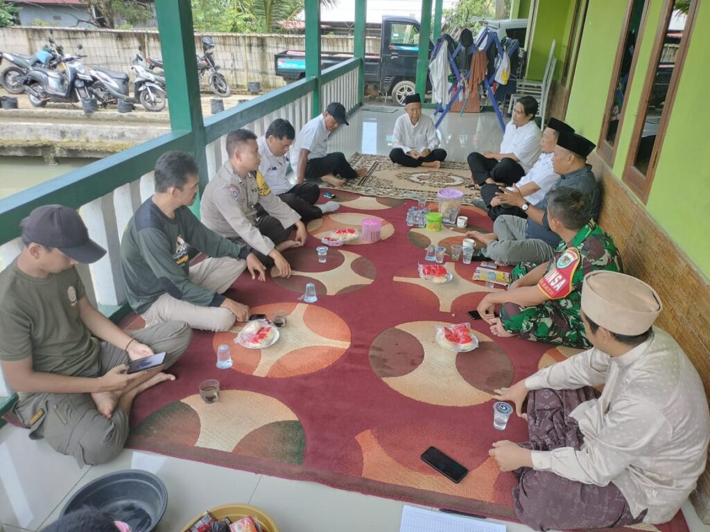 Bhabinkamtibmas Polsek Pandeglang Sambangi Warga RW.07 dalam Kegiatan Halal Bihalal dan Silaturahmi 3 WhatsApp Image 2024 04 24 at 18.46.31