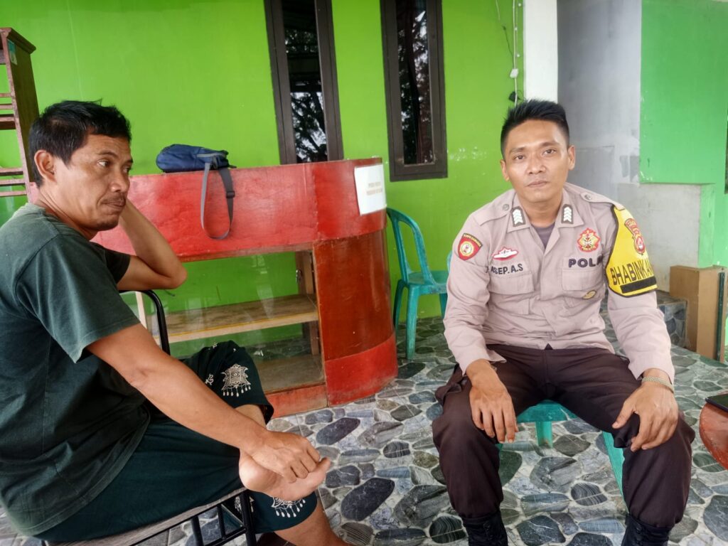 Bhabinkamtibmas Polsek Cadasari Terus Pererat Hubungan dengan Masyarakat Melalui Kunjungan Rutin 5 WhatsApp Image 2024 04 25 at 14.18.53