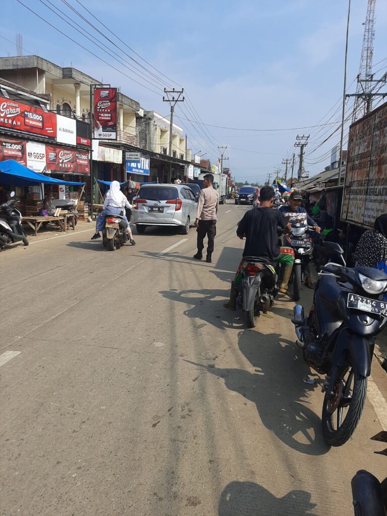 Polsek Bojong Polres Pandeglang Lakukan Pengaturan Lalulintas di Jalan Saketi - Munjul 5 WhatsApp Image 2024 04 25 at 14.22.29