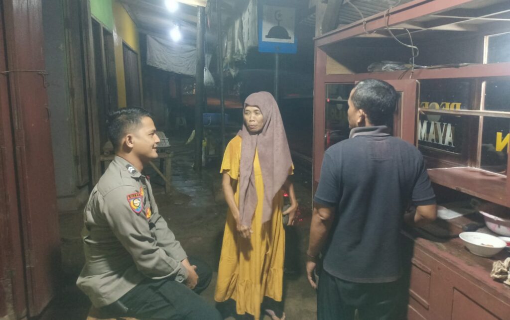 Bhabinkamtibmas Polsek Bojong Polres Pandeglang Melaksanakan Sambang ke Pedagang Kaki Lima 4 WhatsApp Image 2024 04 25 at 14.22.58